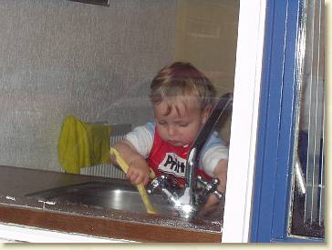 20051120-01 Afwassen met papa